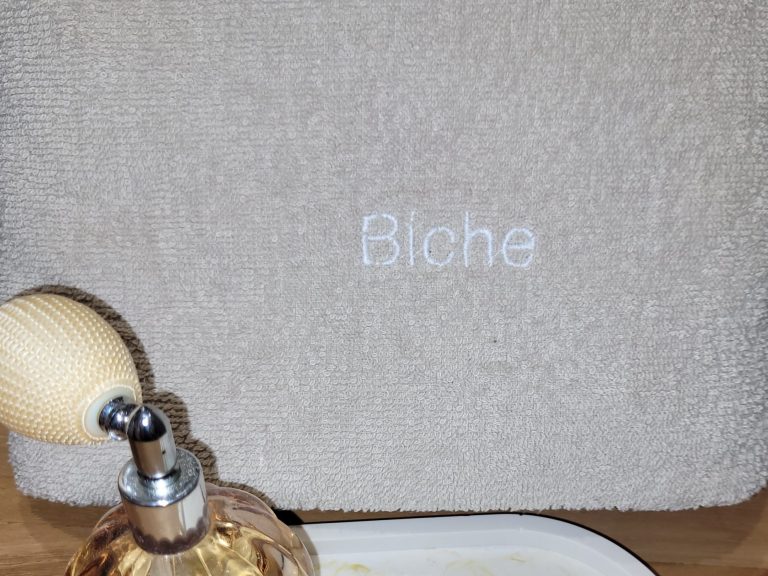 Serviette brodée atelier JUBO présentation d'une serviette brodée "Biche"